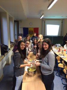 Due Schüler kochen gemeinsam