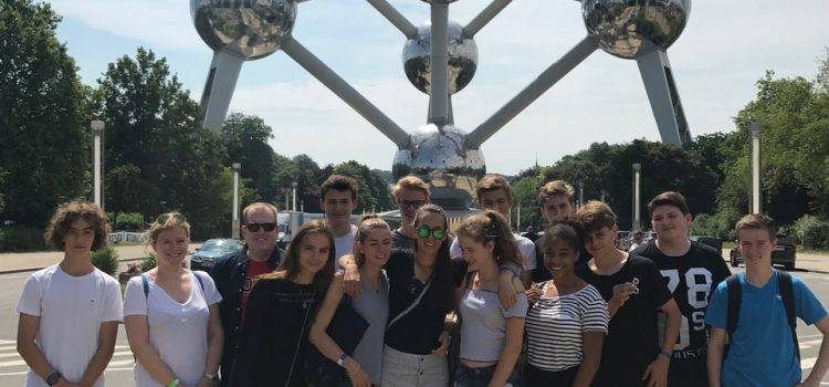 Auch Sightseeing gehört dazu, die Ceci-Gruppe vor dem Atomium.