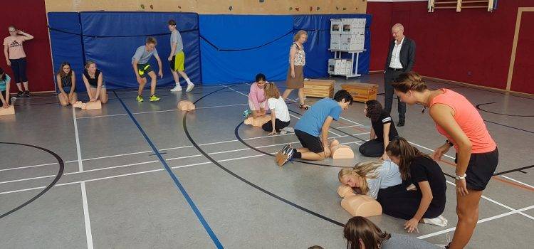 Reanimationstraining für die Schülerinnen und Schüler des Cecilien-Gymnasiums